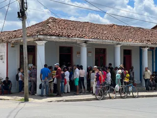 People queueing for rationalized food in Viñales